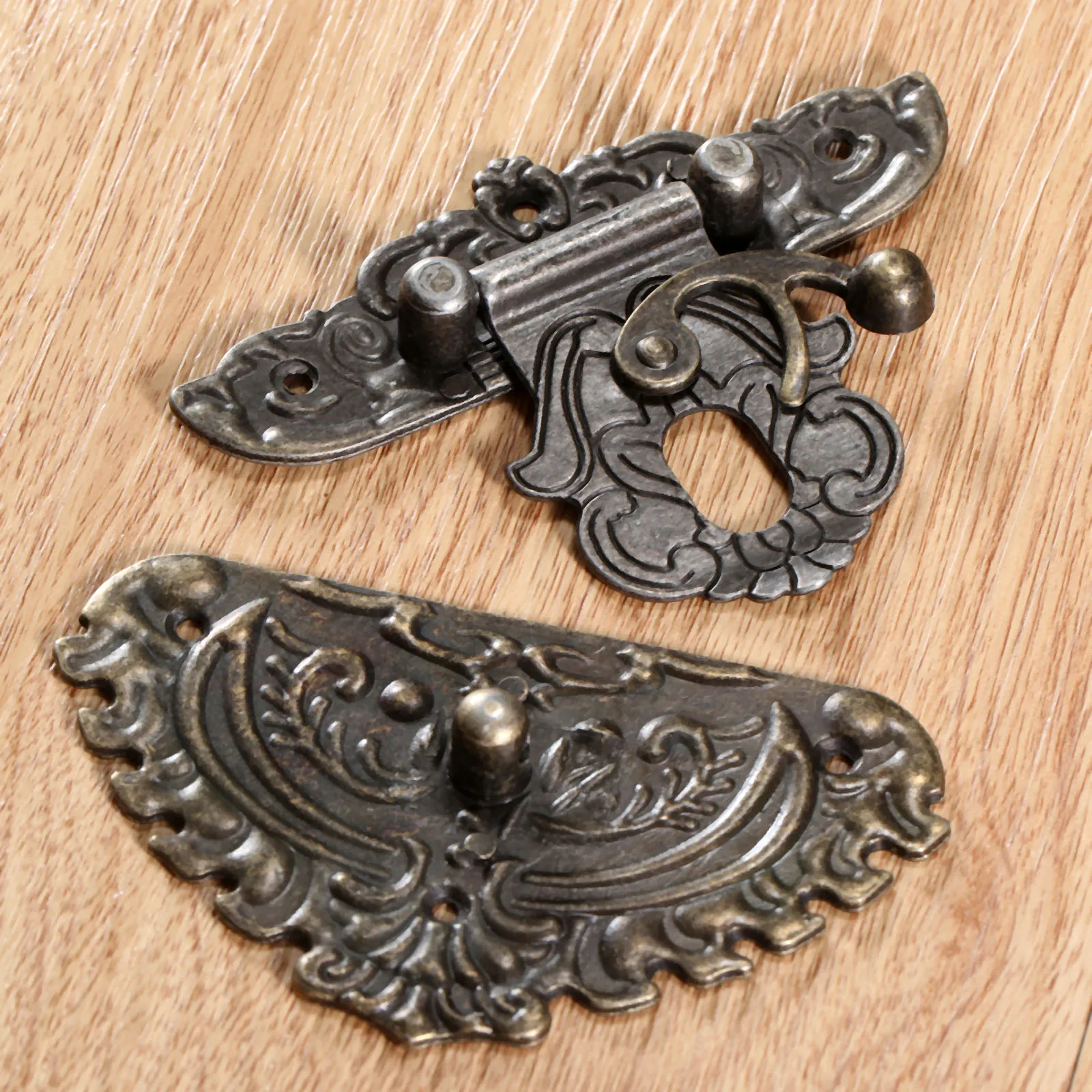 86x75mm Antique Bronze Iron Latch Decorative Jewelry Gift Wine Wooden Box Suitcase Case Hasp Latch Hook Screws 1Pc