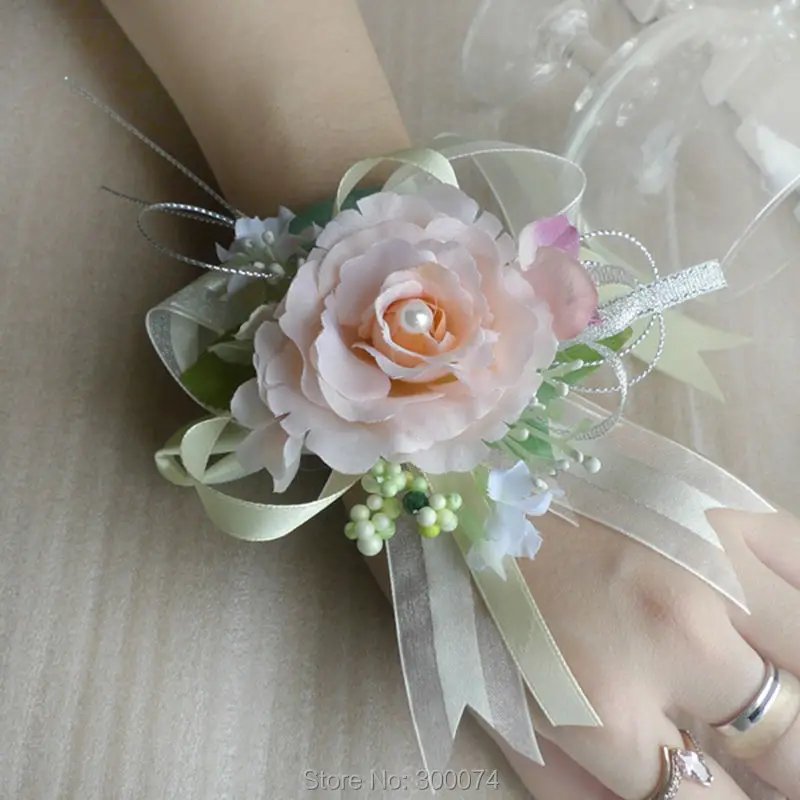 Champgne wedding flowers for bride