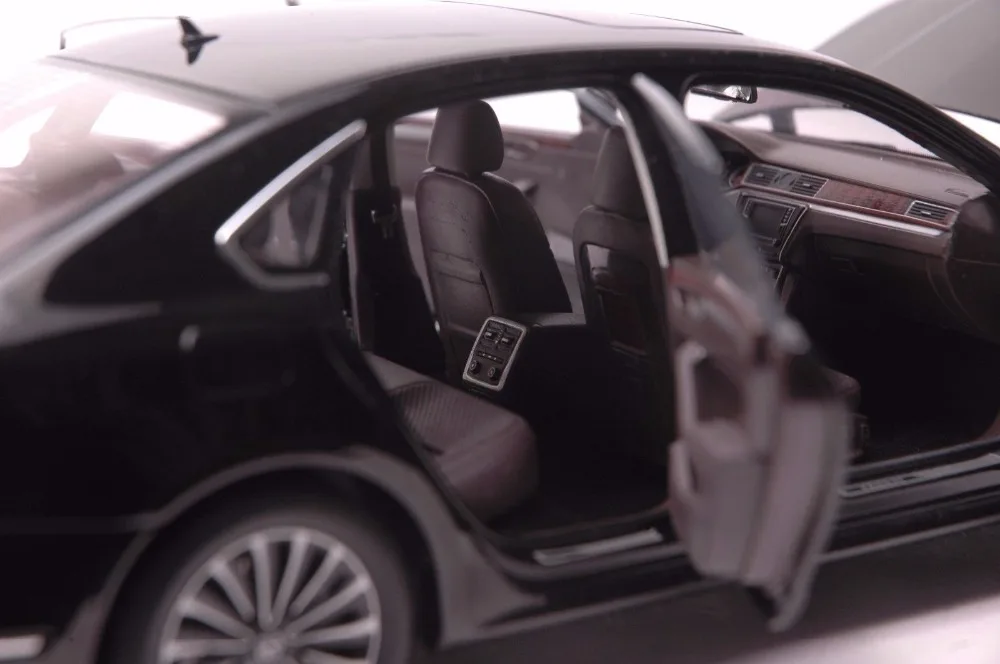 Volkswagen Passat 2016 car model in scale 118 (5)