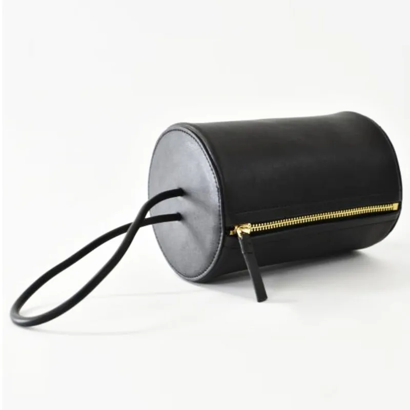 Сумка цилиндр вертикальная. Кожаная цилиндрической сумки. Сумка цилиндр. Сумка цилиндр женская. Сумка цилиндрической формы.