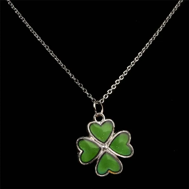 Титановый клевер подвеска. Подвеска лист клевера. Серьги клевер четырехлистный зеленые. Украшение в виде клевера. Украшения в виде клевера бренд.