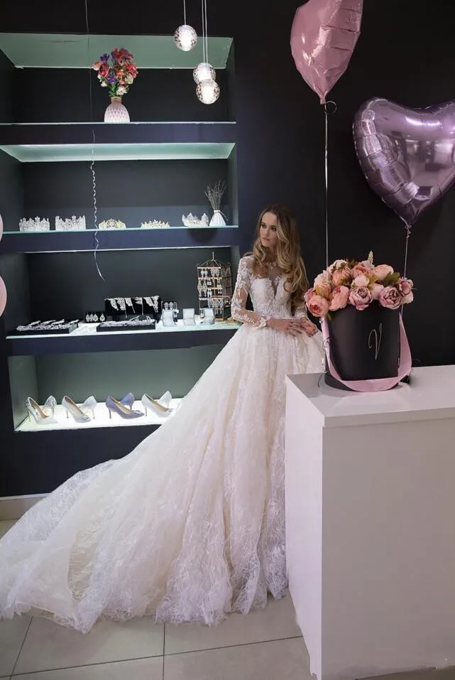 luxurious-lace-ball-gown-wedding-dresses-cathedral-train-2019-bling-beaded-sheer-long-sleeves-illusion-jewel-neck-gorgeous-bridal-gowns (1)_副本