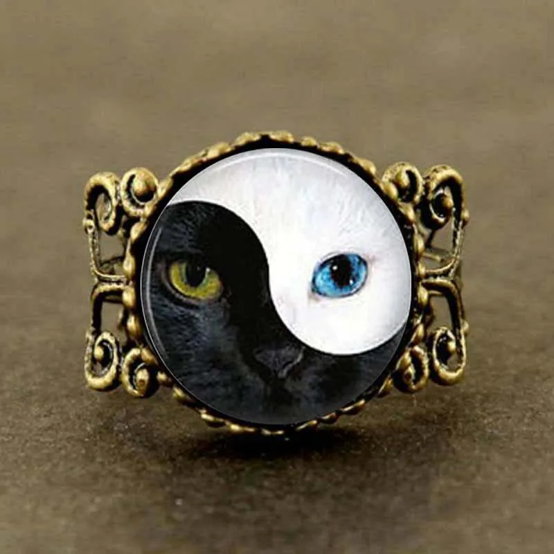 Alice In Wonderland Vintage Ying Yang Cat Eye glass ring