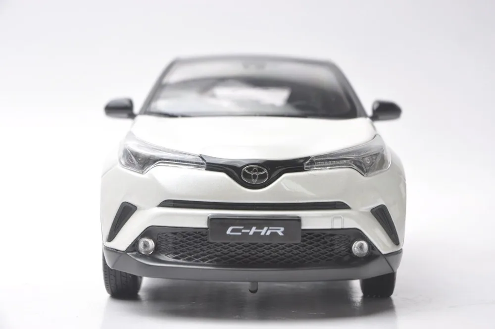 1:18 литая под давлением модель для Toyota C HR 2017 белая и черная крыша Игрушечная