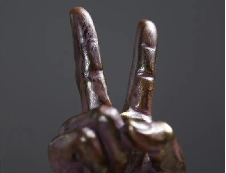 статуэтка палец вверх. фигурки пальцами. скульптура палец. фигурки пальцами. статуэтка палец.