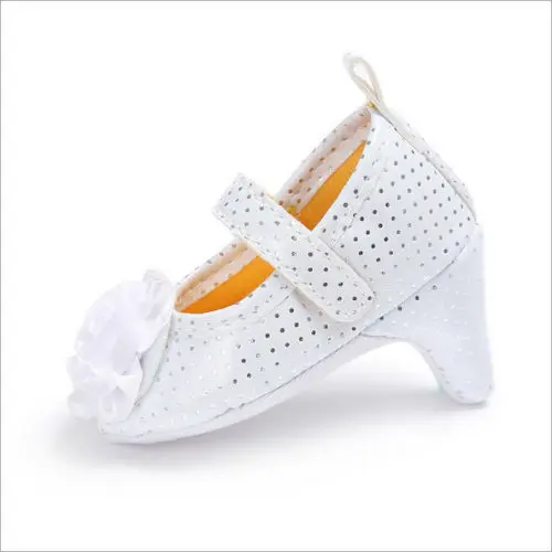 Красивые туфли с бантом для маленьких девочек; черно-белые туфли в горошек с принтом со звездой на высоком каблуке для фотосессий; туфли принцессы для малышей; детская обувь для малышей 0-18 месяцев - Цвет: Белый