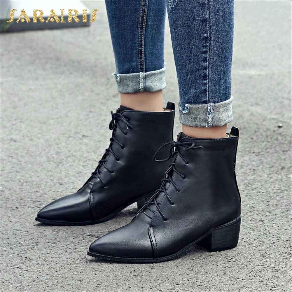Kopen SARAIRIS Gloednieuwe Plus Size 32 48 top kwaliteit lace up enkellaars hot koop vierkante med hakken wees teen zwarte vrouwen Laarzen Schoenen