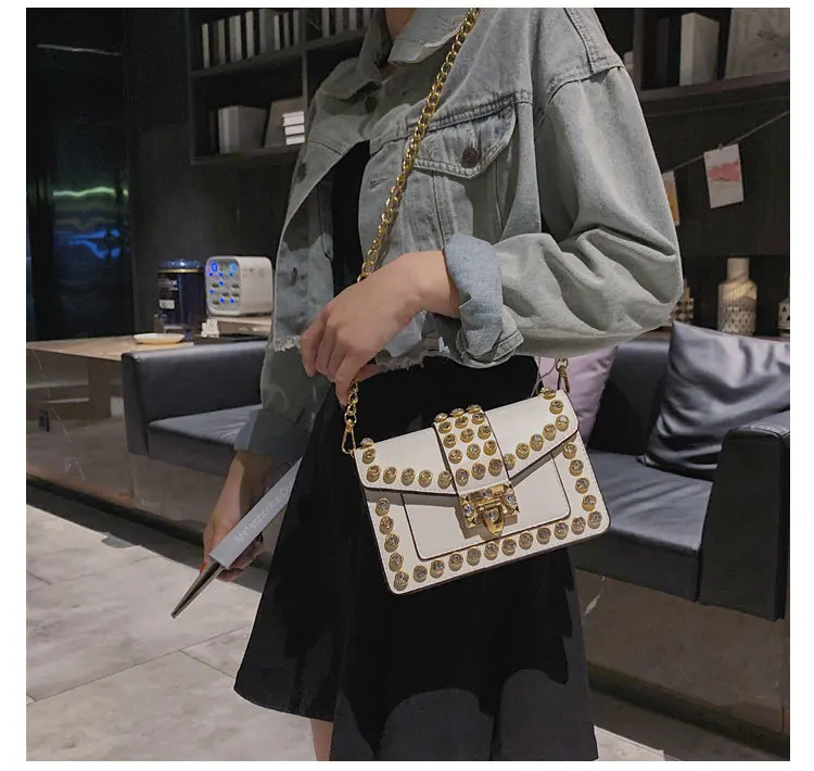 Квадратная сумка с заклепками летняя Новая высококачественная женская дизайнерская сумка из искусственной кожи с бриллиантовым замком на цепочке сумка через плечо