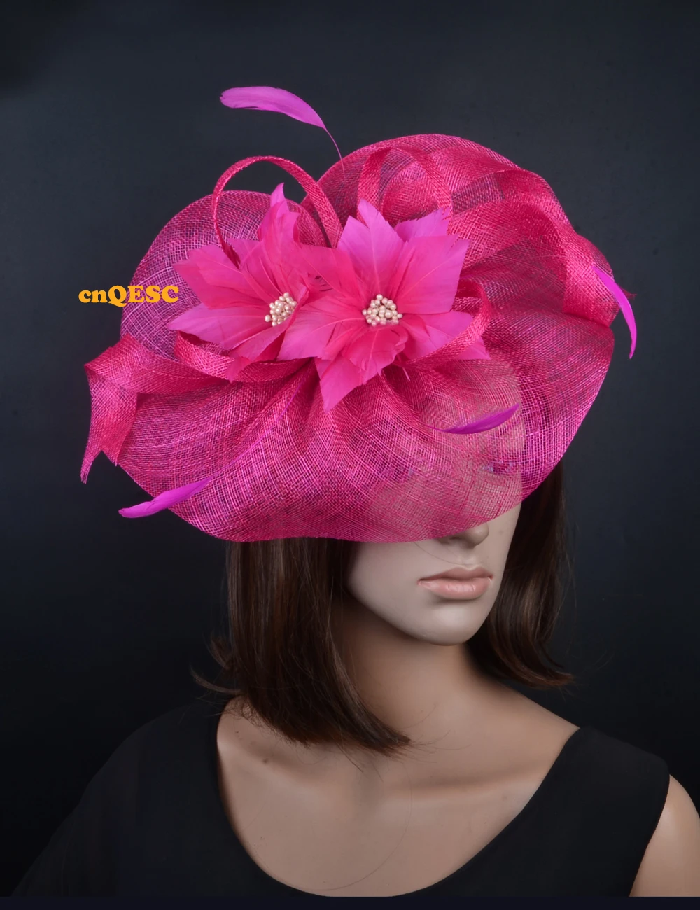 Ярко-розовый большой головной убор Sinamay женская шляпа перо чародей для свадебных вечеринок гонки Кентукки Дерби ascot для посещения скачек, церкви