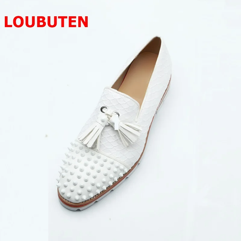 Туфли LOUBUTEN мужские с узором под змеиную кожу модные лоферы кисточками без