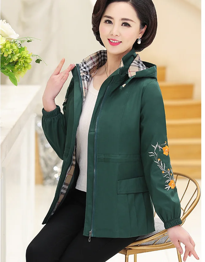 Женщины среднего возраста ветровка весна осень куртка пальто с капюшоном на молнии размера плюс 5XL Повседневная Вышивка Верхняя одежда и пальто T436 - Цвет: Зеленый