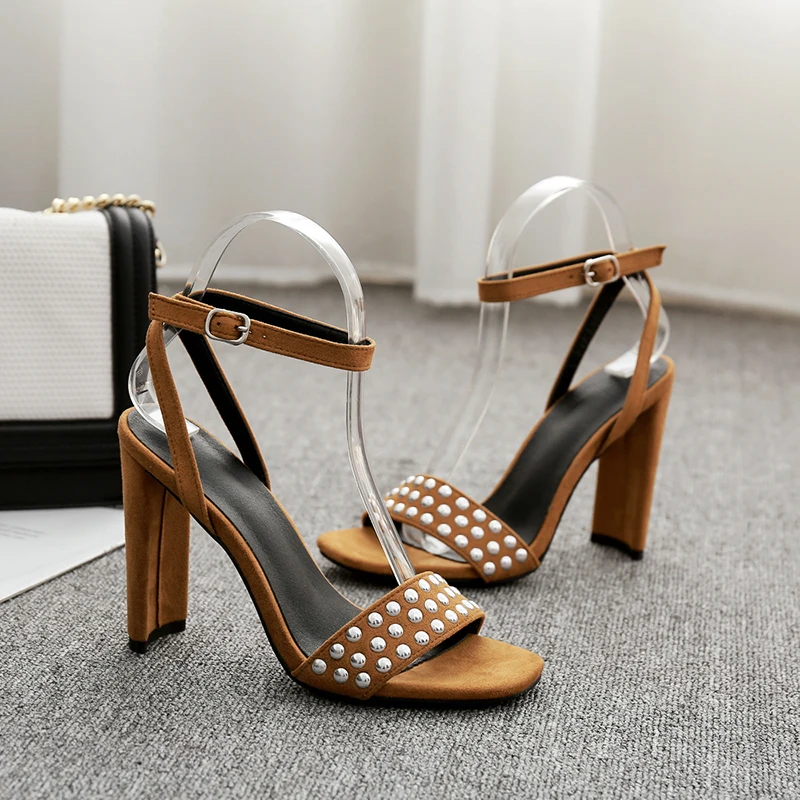 Большой размер 35–42 летней моды металлические Сандалии с заклепками с открытым носком и пряжкой Ремешок на щиколотке специальная обувь на высоком каблуке Женская обувь под вечернее платье
