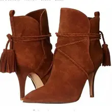 Новое поступление; сезон весна; пикантные темно-коричневые замшевые полусапожки с острым носком; ботильоны с бахромой и перекрестными ремешками на шнуровке