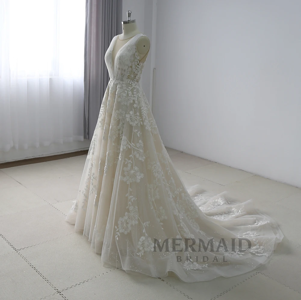 Кружевное свадебное платье с открытой спиной и v-образным вырезом и блестками