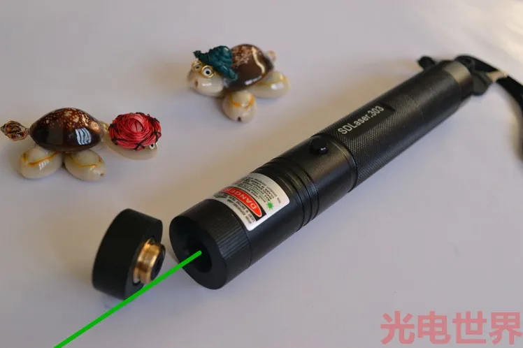 Queima de Fósforo Cigarros + Carregador + Presente Poderoso Lazer Militar 500 w 532nm Ponteiro Laser Verde Sos Lanterna Foco Queimar 500000 m 13 532nm ponteiro laser verde sos lanterna foco