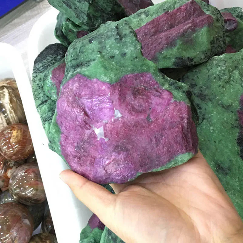 Высокое качество необработанный Эпидот Камень натуральный рубин цоизит необработанный камень