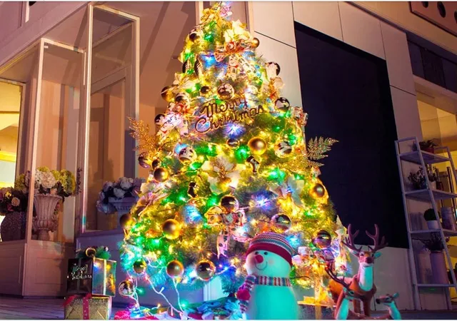 https://ae01.alicdn.com/kf/HTB1pDxpKpXXXXbFXVXXq6xXFXXX8/180-cm-led-verlichting-en-bloemen-versierde-kerstboom.jpg_640x640.jpg