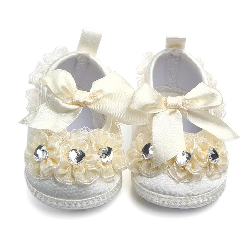 Delebao фирменные прозрачные кружевные и кружевные детские туфли с кристаллами чисто белые туфли для новорожденных торжественные крещения/