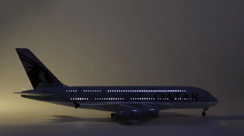 1/160 масштаб 50,5 см самолет Airbus A380 Катарская авиакомпания Модель W светильник и колесо литой пластик Смола самолет для сбора - Цвет: with light