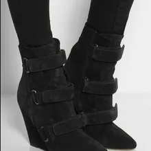 Новинка года; зимние ботинки на танкетке; ботильоны с острым носком и пряжкой на ремешке; Черные Замшевые полусапожки для подиума; модные ботинки