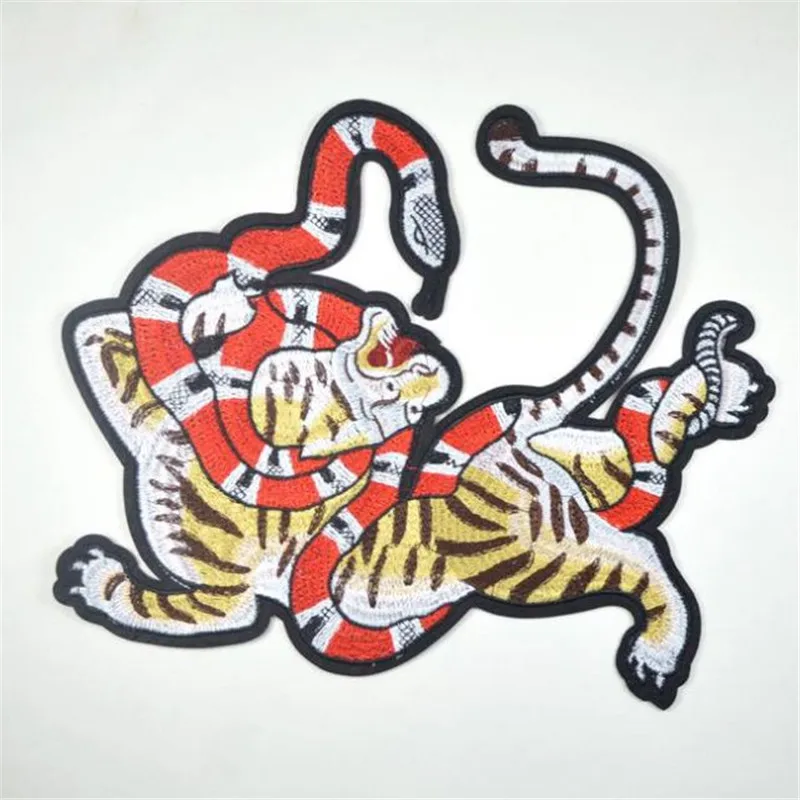 Совместимость тигра и дракона. Тату тигр и змея. Тигр и змея арт. Тигр и змея дружба. Тигр и дракон.