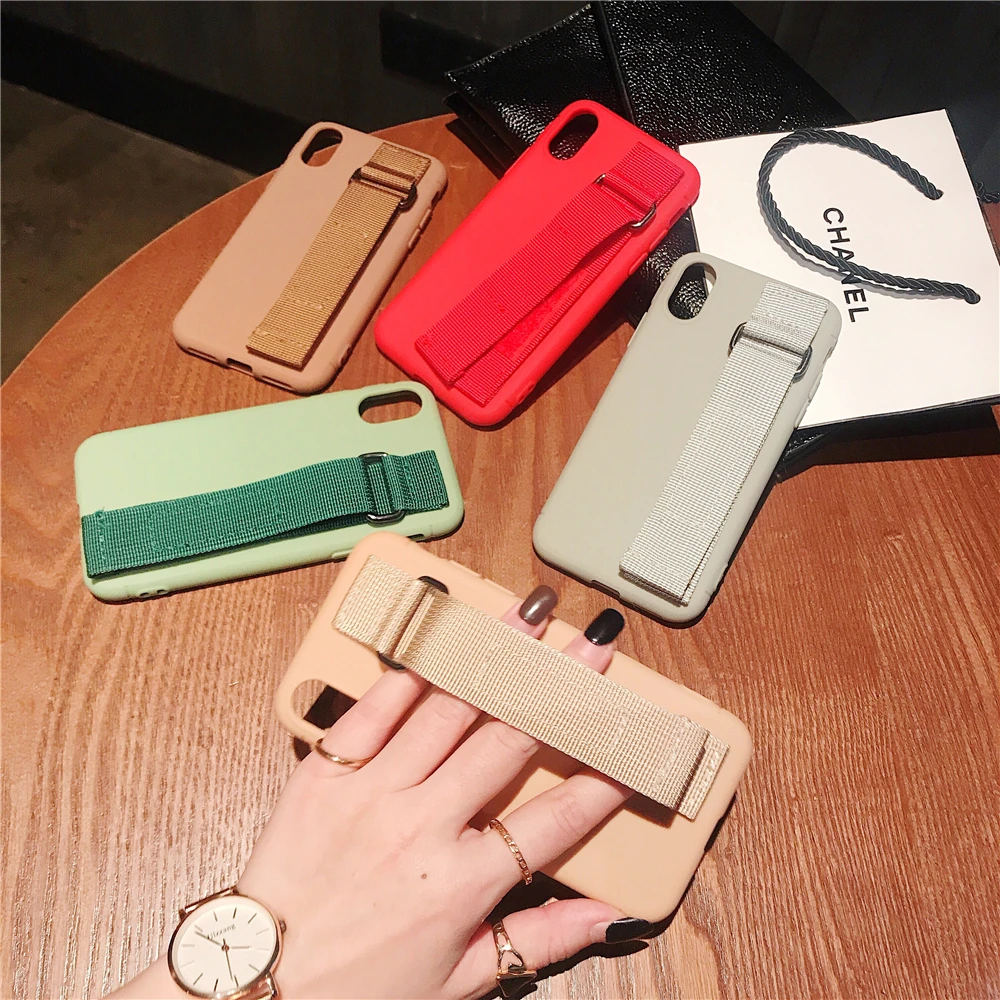 

Retro Solid Color Strawberry Cover for IPhone X XS MAX XR Fashion Wrist Strap Silicone PhoneCase for IPhone 6 6s 7 8Plus Couples