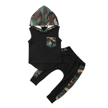 Комплект одежды из 2 предметов для маленьких мальчиков: футболка с капюшоном и камуфляжные штаны