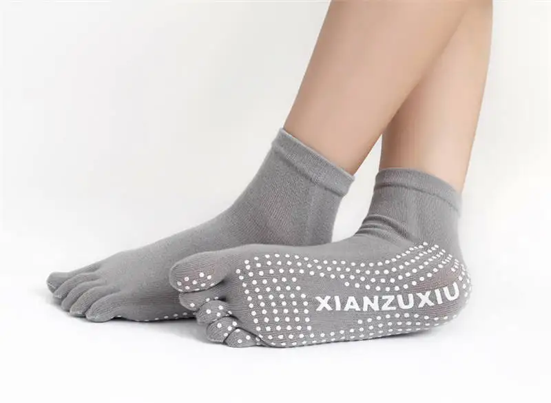 Популярные женские носки для пилатеса теплые милые танцевальные носки с пятью пальцами Sokken Toe - Цвет: Серый