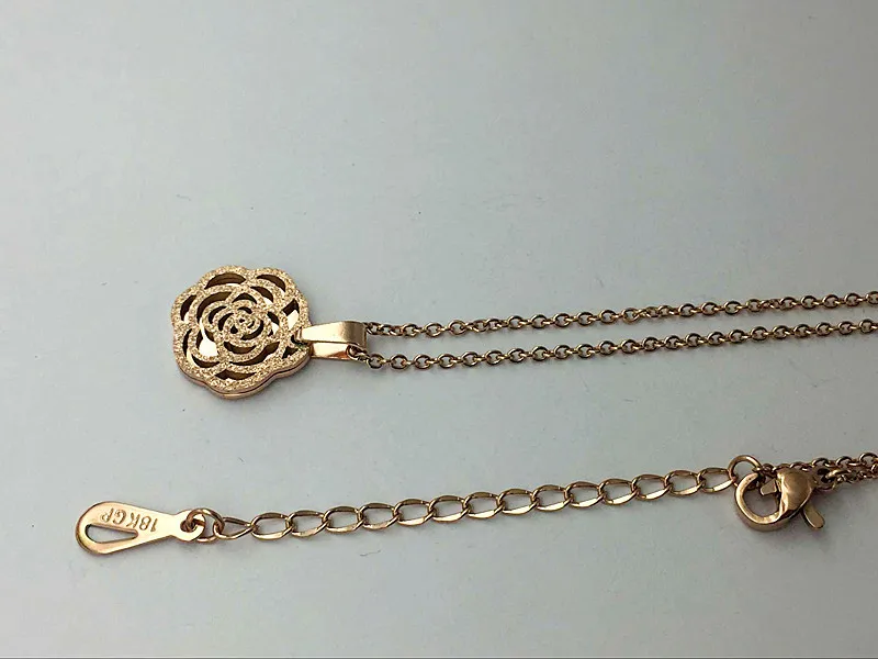 Знаменитое ожерелье из нержавеющей стали с подвеской в виде цветка камелии, розовое золото, вечерние украшения для женщин и девушек