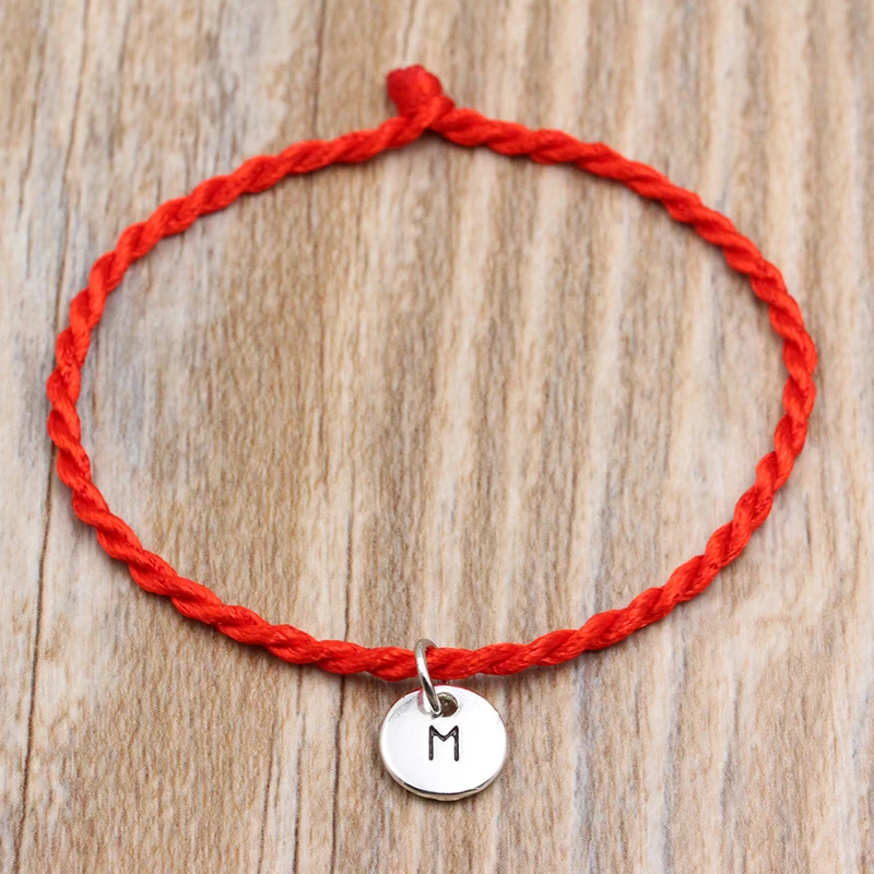 Pulsera de pareja con cordón rojo e inicial