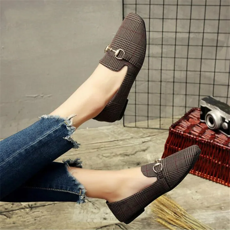 

Dropshiping 2019 Spring and Summer New Retro Women Flat Shoes Tartan Design Round Top Metal Button Flat Loafer Zapatillas Mujer