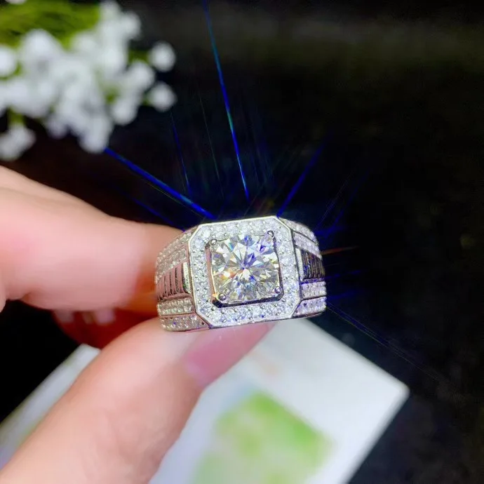 Мужские кольца Moissanite, в настоящее время самые популярные драгоценные камни, имеют высокую твердость, сравнимую с бриллиантами. 925 серебро