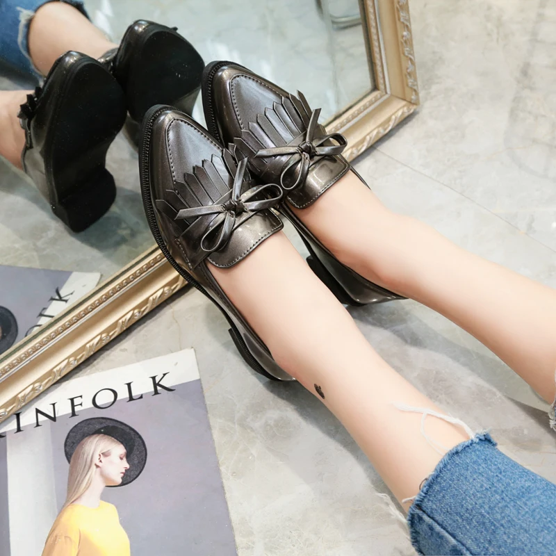 Брендовая обувь; женские повседневные туфли-оксфорды черного цвета с острым носком и бантом и кисточками; удобная женская обувь без застежки на плоской подошве; M326