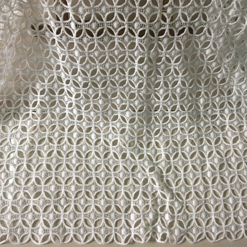 

2 ярдов белая африканская Водорастворимая Вышивка молочного шелка кружевная ткань для женщин вечерние платья 2018 высокое качество нигерийские Ткани