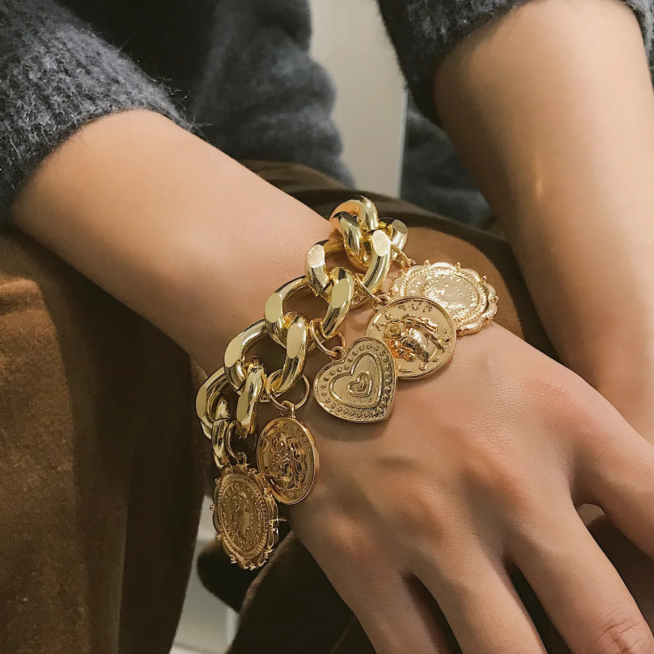 

Punk Style Thick Hand Chain Female Geometric Coins Pendants Bracelet for Women 2019 Fashion Jewelry Gold Silver Color