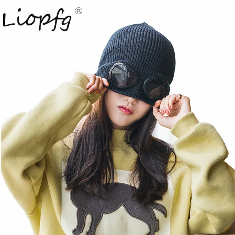 Шапка с очками модная. Company 05cmac174. Шапка сипи компани с линзами. P company 2022. Как называется шапка с очками.