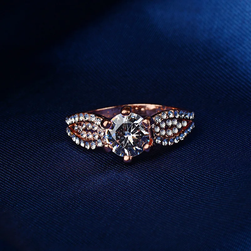 Женское кольцо с шестикулачковым цирконием увеличенное инкрустированное в