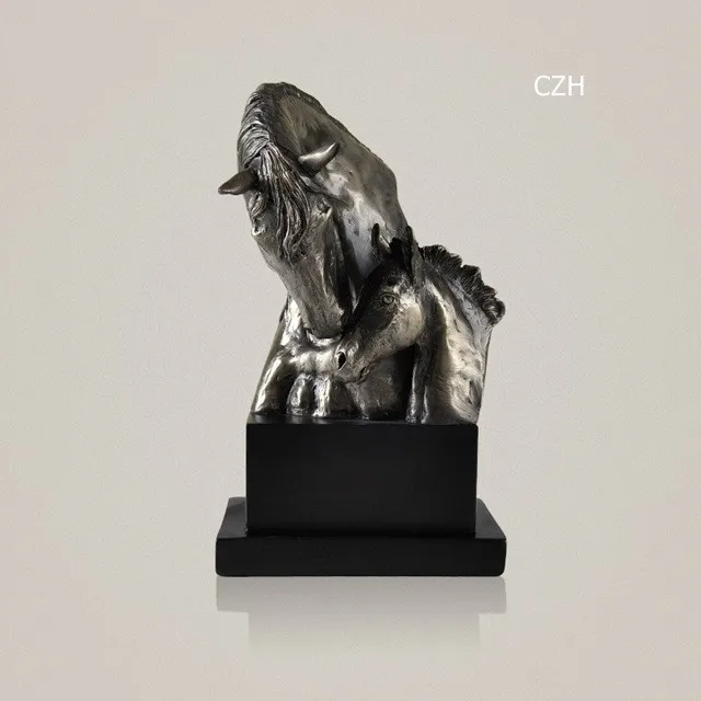 Трогательно абстрактный Mare и пони Скульптура ручной смолы и Медь голова лошади статуя украшения художественные подарка и Craft Орнамент