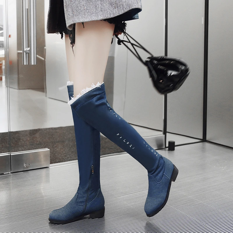 Новые модные женские джинсовые ботфорты на низком каблуке с дырками зимние пикантные высокие сапоги до бедра с круглым носком, Botas, k131