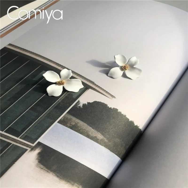 Брендовые серьги Comiya массивные аксессуары белые элегантные гвоздики с цветочным