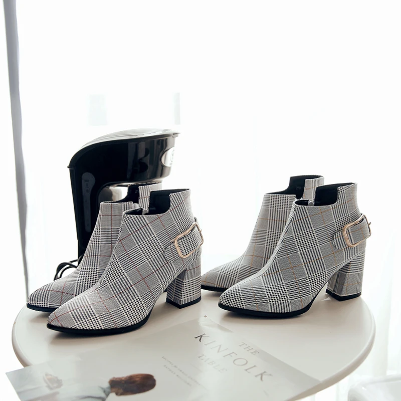 Cheap Botas torn.