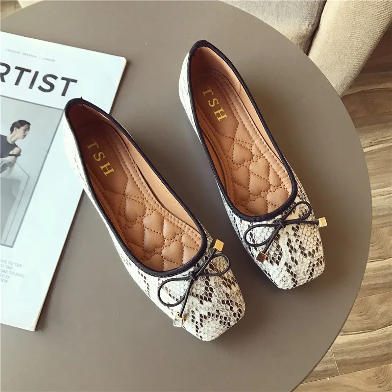 

2018 new flat bottom shallow student shoes python pattern square head casual shoes soft bottom simple boat shoes women.