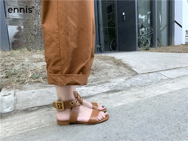 ENNIS/брендовые сандалии-гладиаторы на плоской подошве; женские белые сандалии из натуральной кожи; Летние черные сандалии с пряжкой; коричневая Повседневная обувь; Новинка; S907