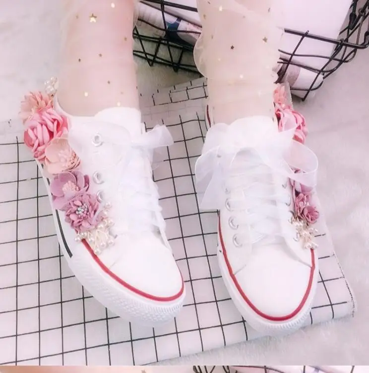 Милые туфли с цветочным рисунком для девочек; коллекция года; весенние парусиновые туфли; белые женские туфли на плоской подошве с цветочным узором и блестками