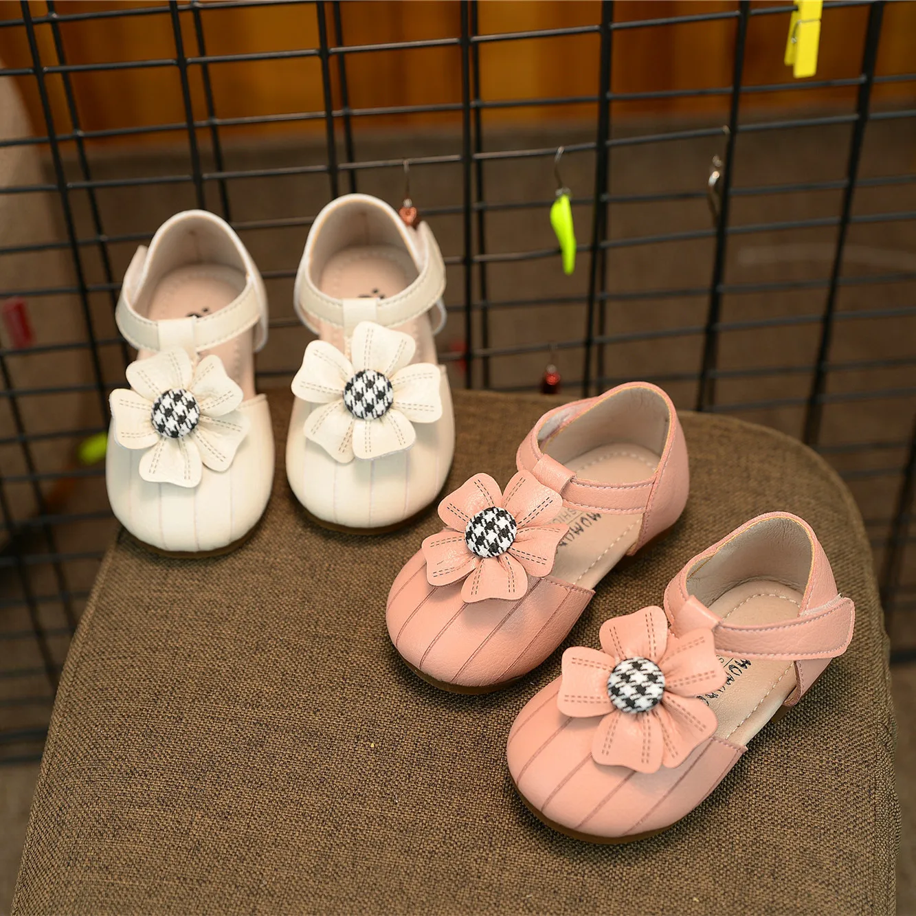 

Baby Leather Shoes Flowers Antiskid Infant Toddler Shoes Girls Princess Soft Bottom Shoes in use