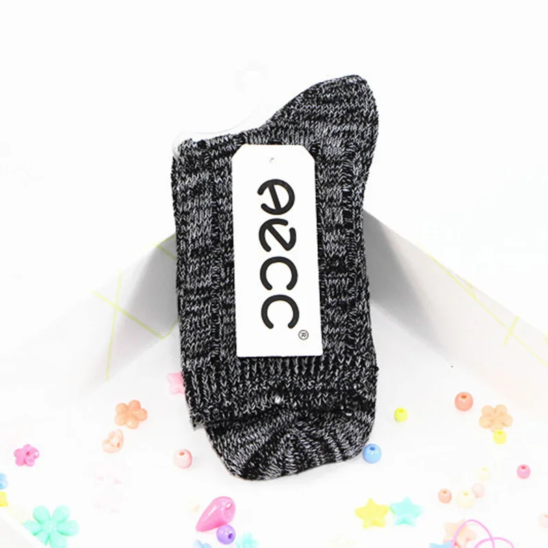 Разноцветные шерстяные вязаные женские носки в стиле ретро; зимние толстые теплые женские модные повседневные носки со снежинками для отдыха - Цвет: Черный