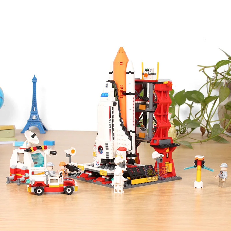 Cool Lepin Children's Rocket Model shuttle launch center assembled