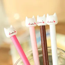 Чистый и свежий и прекрасный милый котенок трубки иглы пера канцелярия ручки