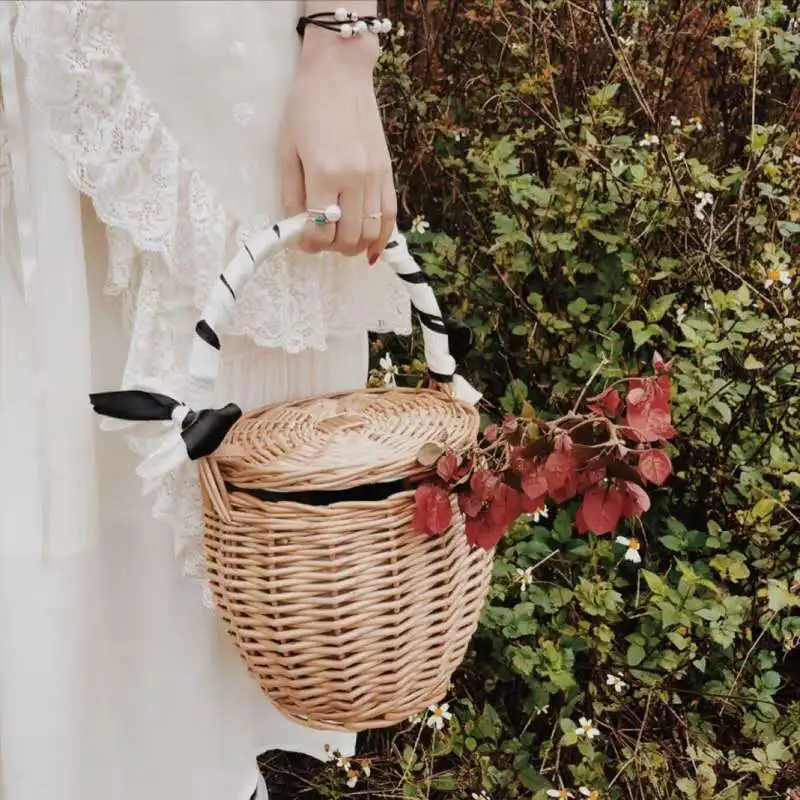 

ROSALYNN Wicker Woven Picnic Basket Handmade Wicker Bags Hamper Vintage Camping Shopping Food Fruit Basket with Lid and Handle