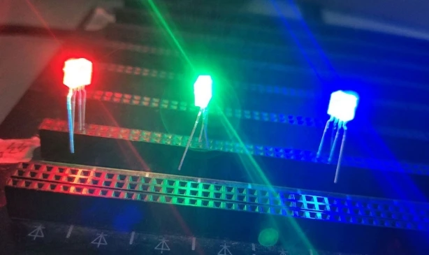 Прямоугольный светодиод 255 RGB с рассеянным сквозным отверстием 2x5x5 мм общий